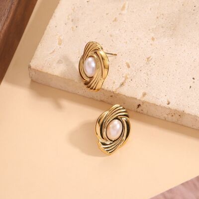 Orecchini vintage in oro con perla sintetica ovale e motivo ondulato intagliato