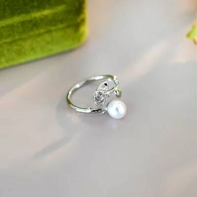 Anillo de regalo con dije de bola de nieve y rosas de plata y perla de Monica Ivory