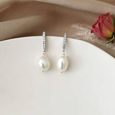 Boucles d'oreilles à breloques en forme de boule en cristal blanc ivoire Nia