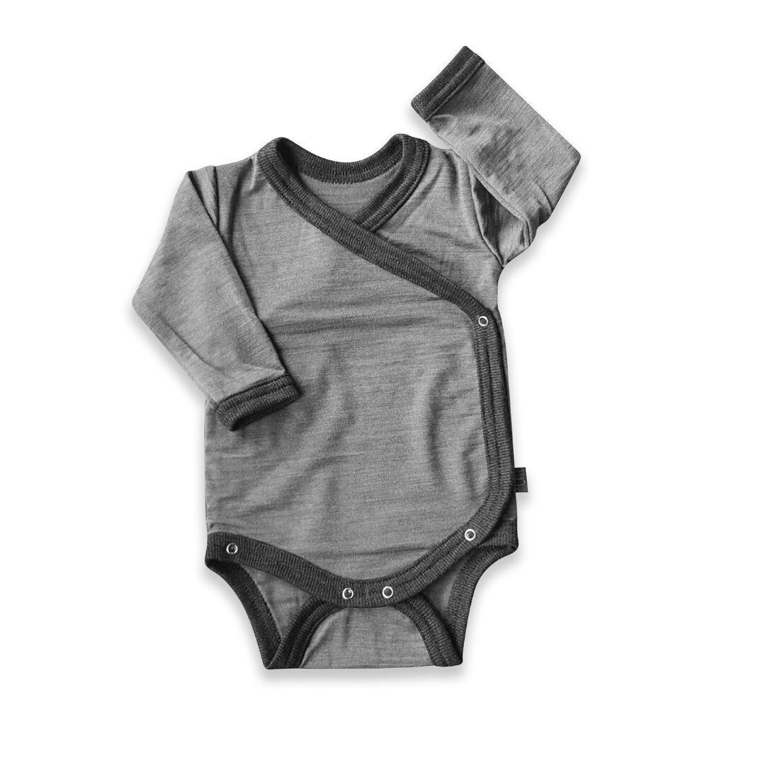 Body avvolgente grigio roccia, lana merino e seta (biologico/GOTS)