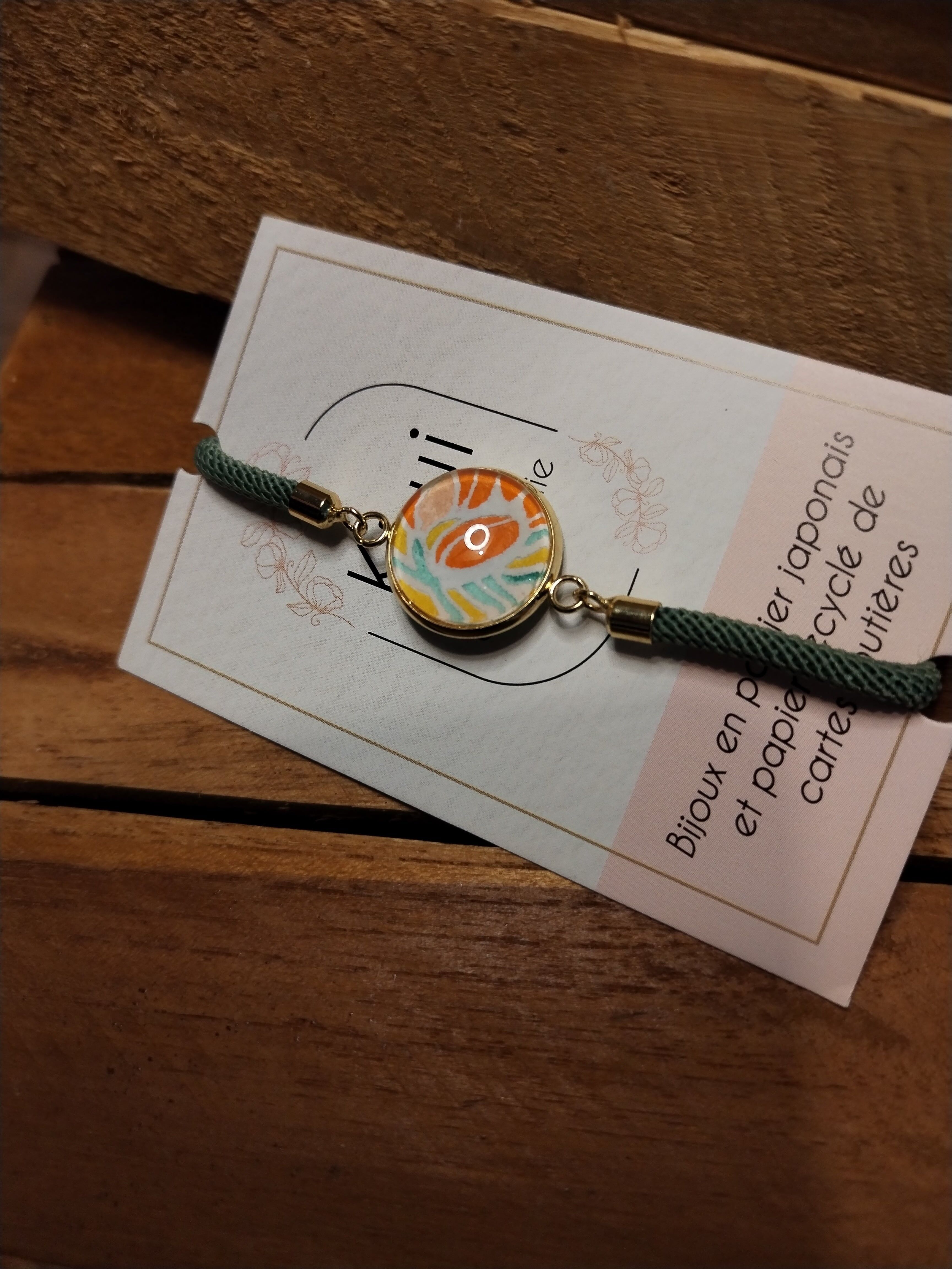 Verstellbares Khaki-Baumwollarmband - korallengelber und grüner Cabochon