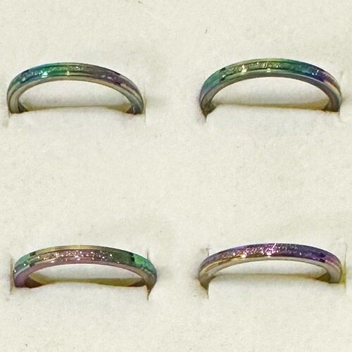 Anello in acciaio inossidabile con linee di sabbia, 2 mm, arcobaleno