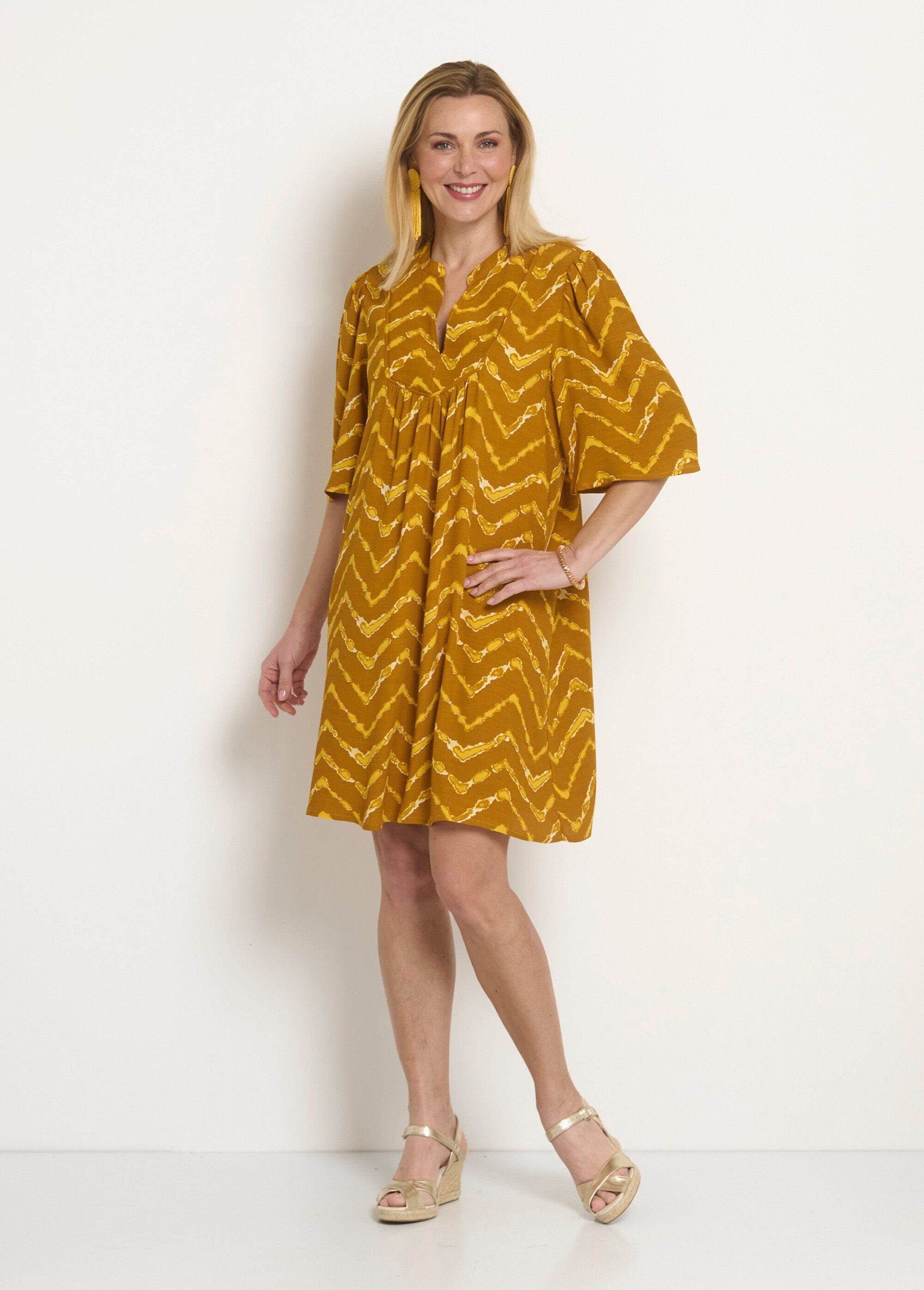 Kurzes Ethno-Kleid mit ausgestellten Ärmeln