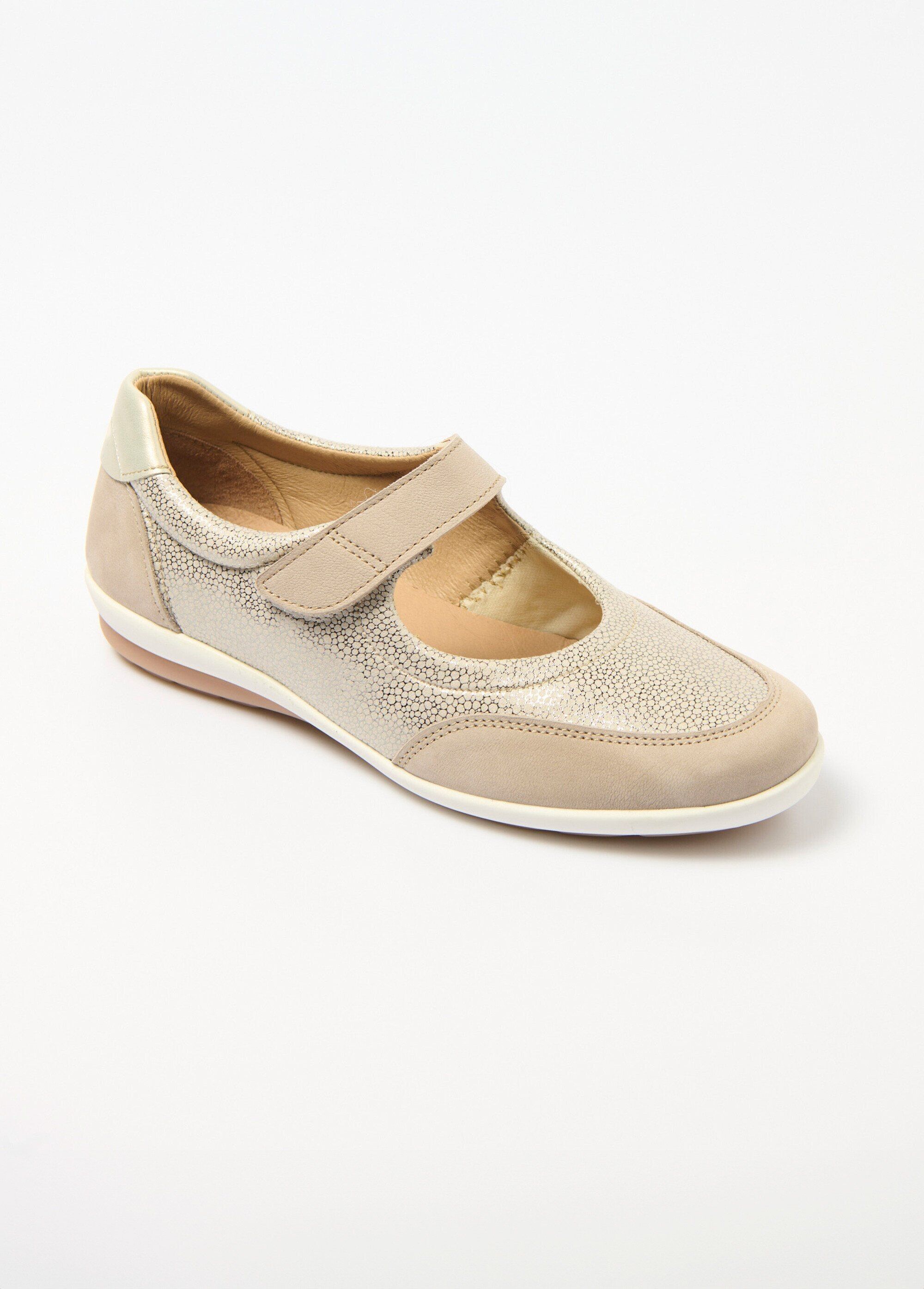 Wide width scratch ballerinas for sensitive feet