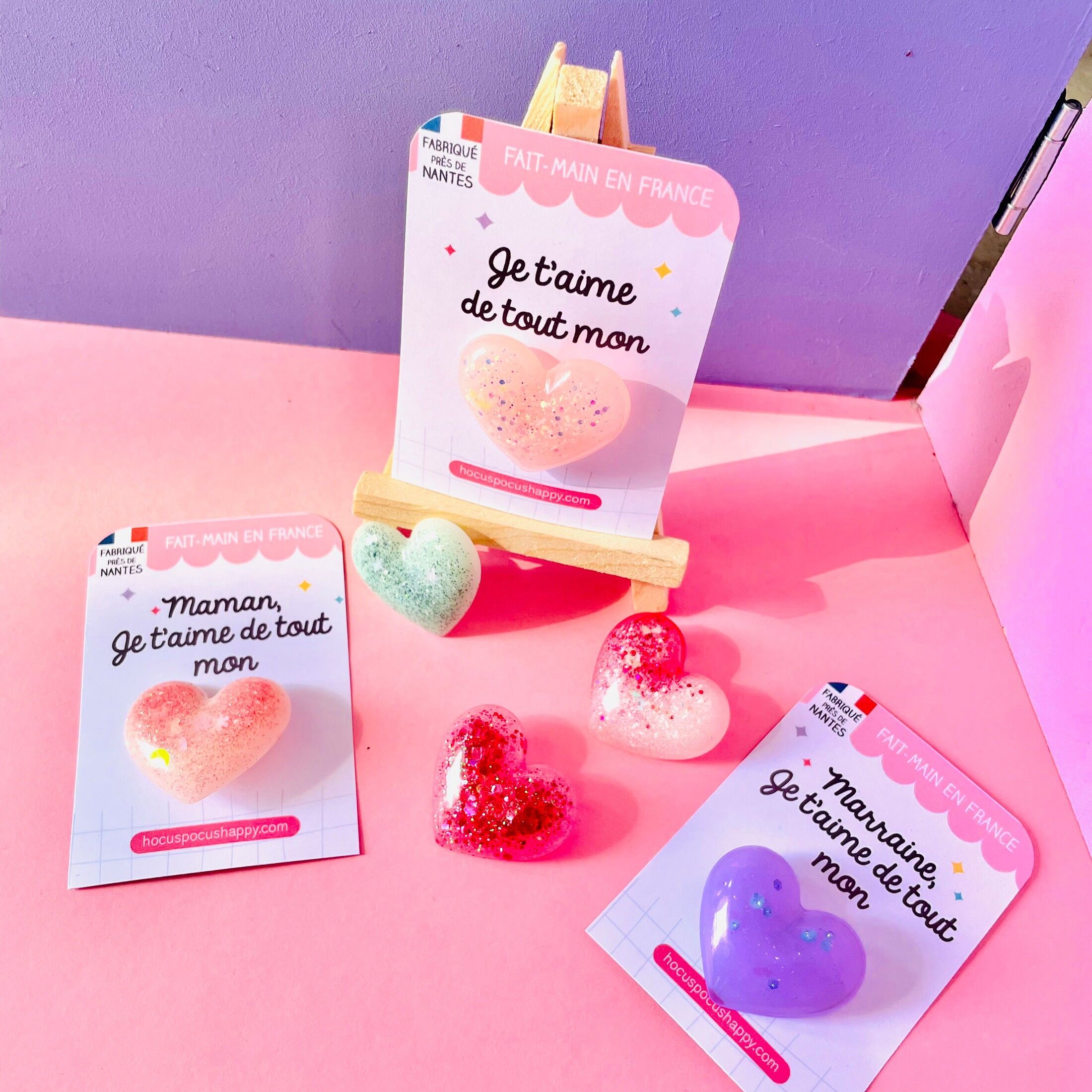 Spilla a forma di cuore glitterato, con biglietto con messaggio per mamma, nonna, madrina...(colori misti)