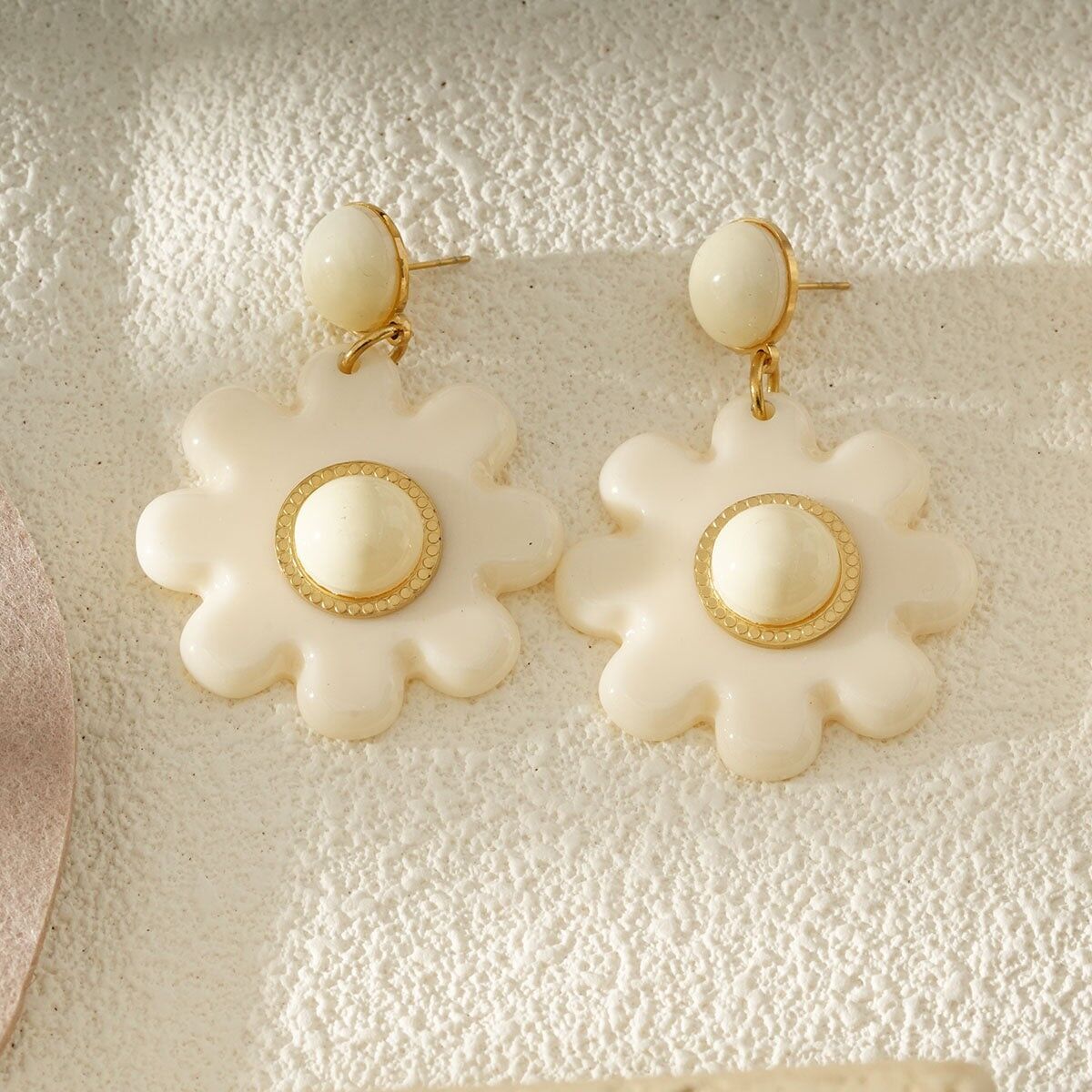 Pendientes de flores de resina y cabujón dorado marfil