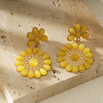 Pendientes colgantes de oro bohemio con flor de nácar amarillo y oro martillado