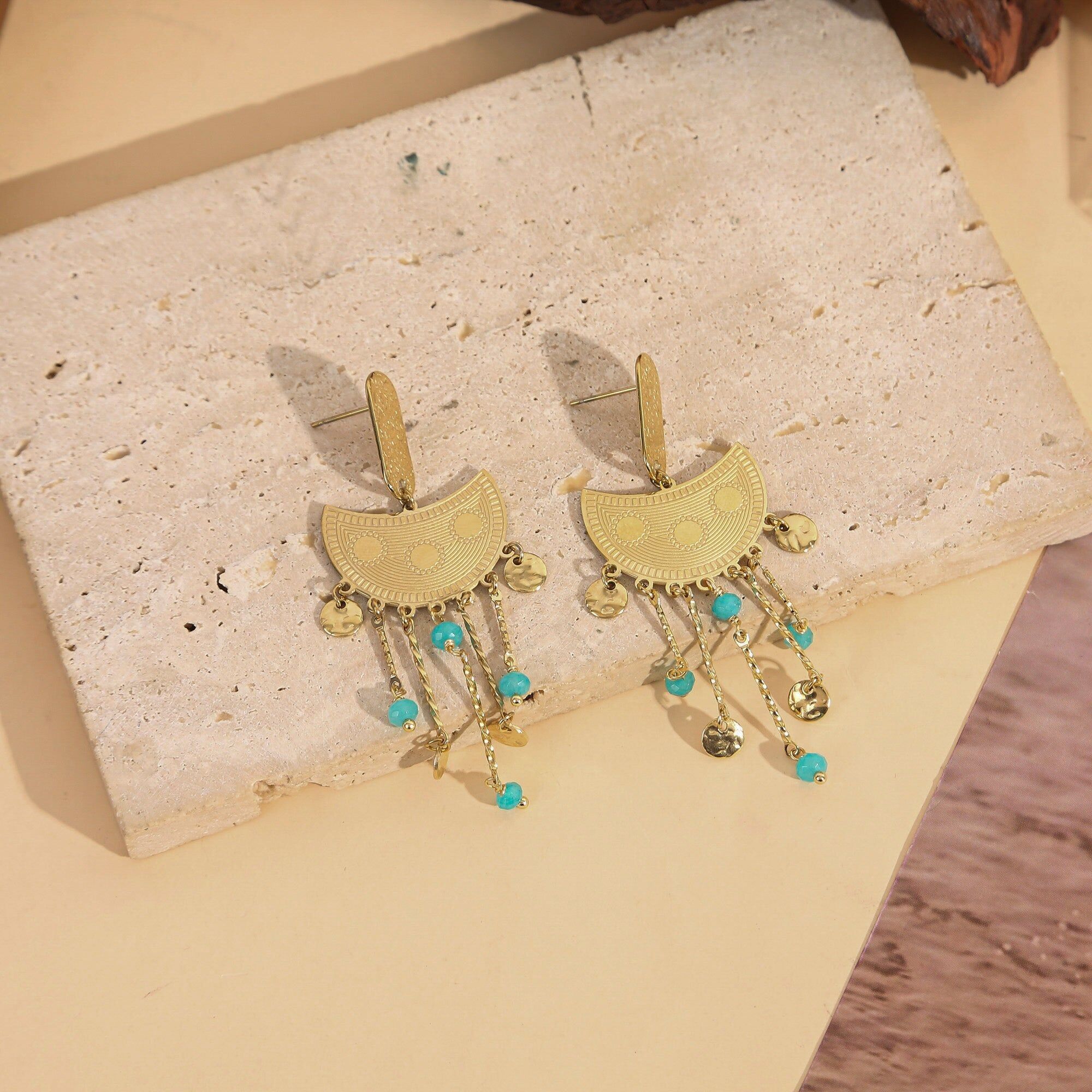 Orecchini pendenti in oro con nappe di perle blu e mezza luna incisa