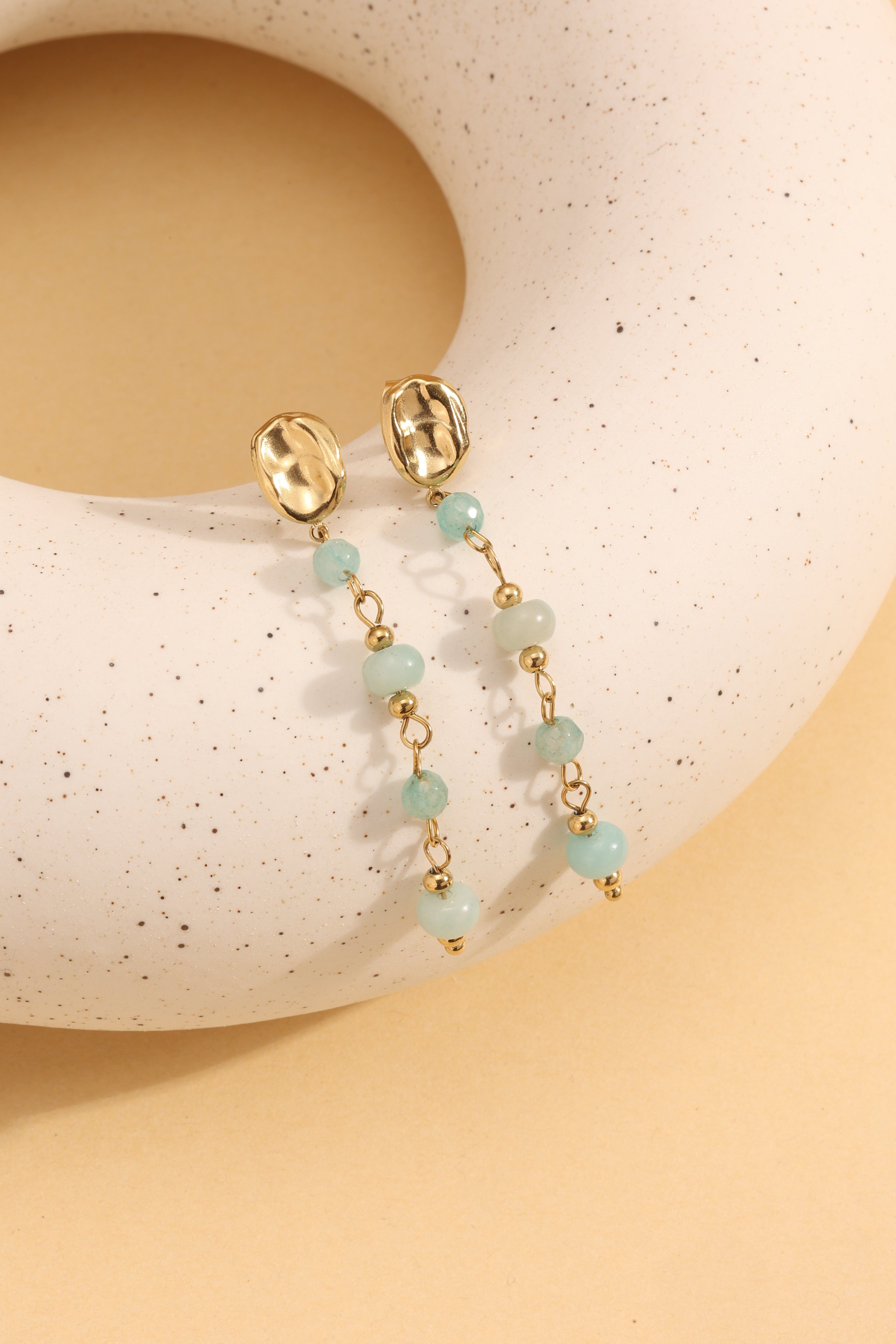 Orecchini pendenti in oro con pietre turchesi e chiusura martellata