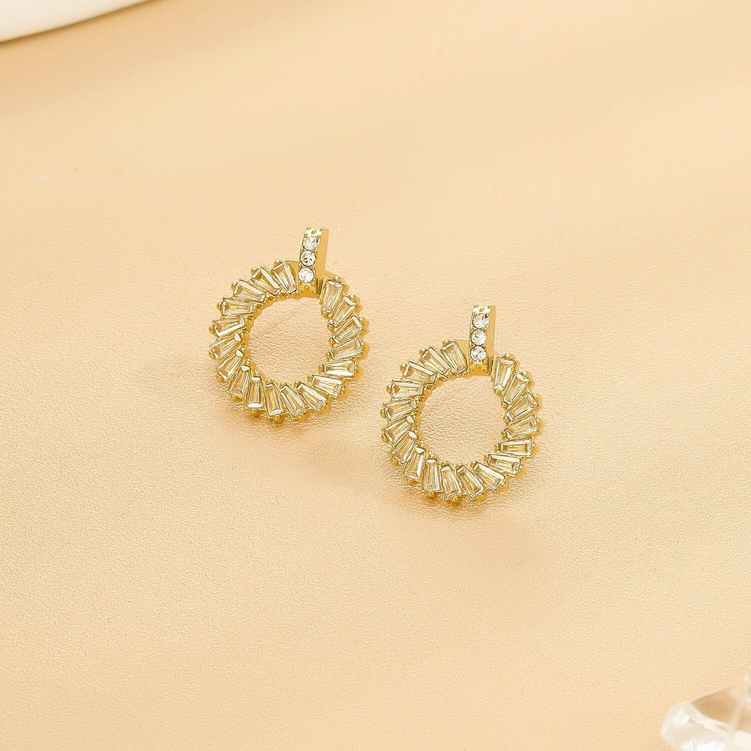 Orecchini a cerchio in oro decorati con zirconi e strass