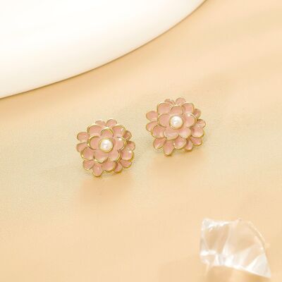 Orecchini a bottone con fiore in smalto rosa con perla centrale e finitura oro