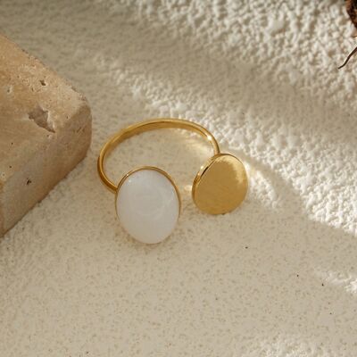 Anillo abierto de oro con piedra de perla blanca y disco