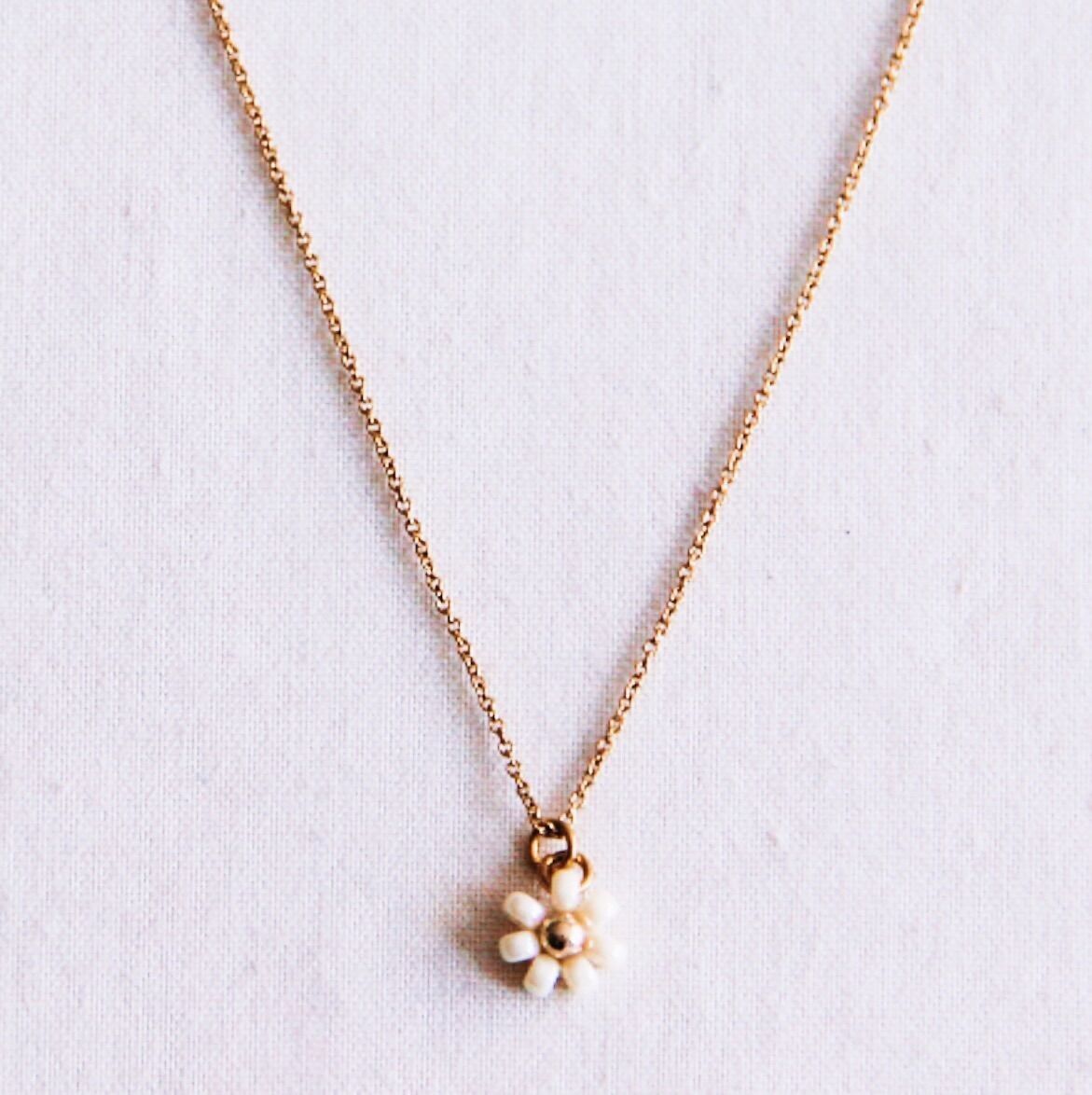 Collana fine con fiore di margherita - crema