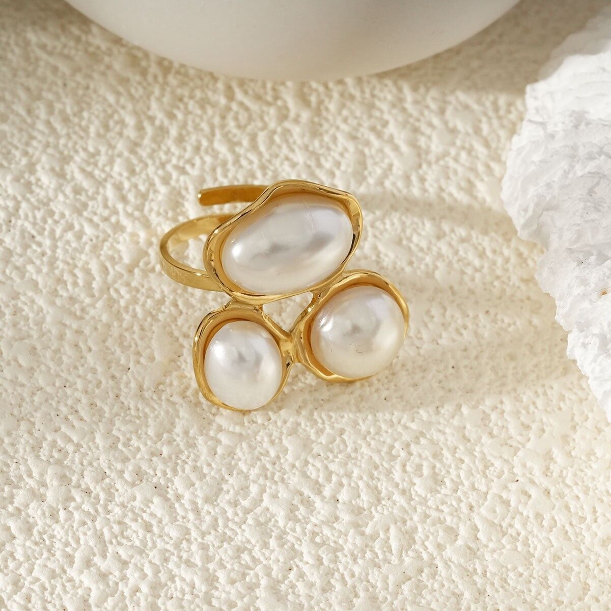 Anello regolabile in oro Trio di perle barocche