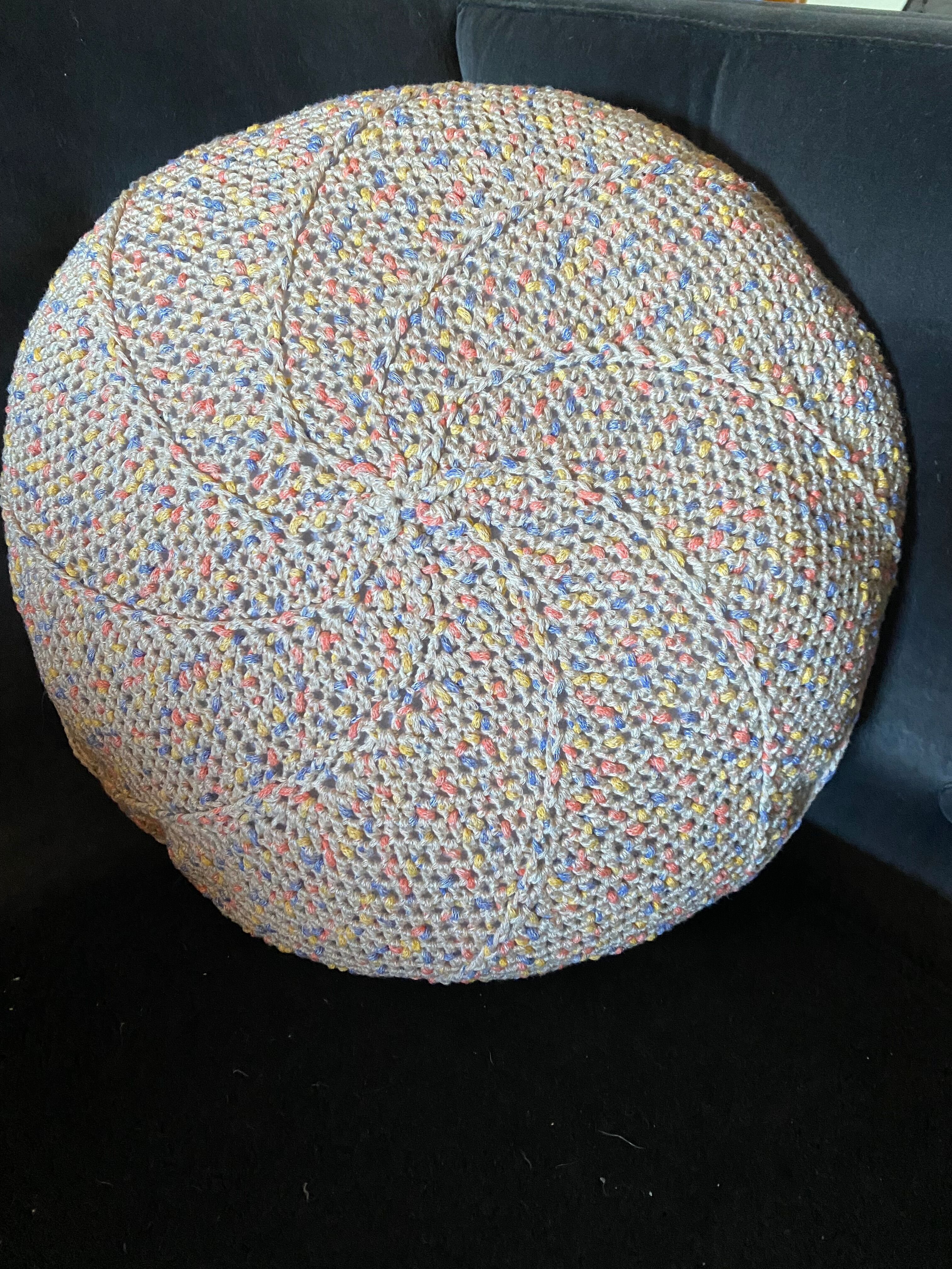 Rundes Kissen handgefertigt in zwei Farben