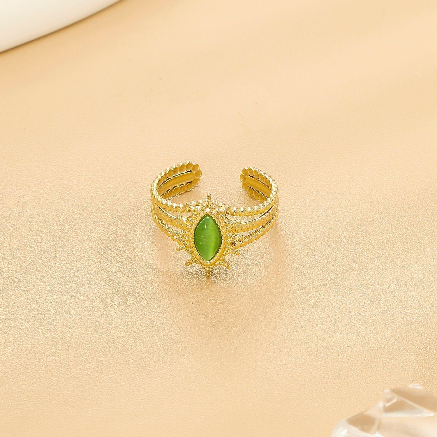 Bague Dorée Ajustable Torsadée Avec Pierre Ovale Verte