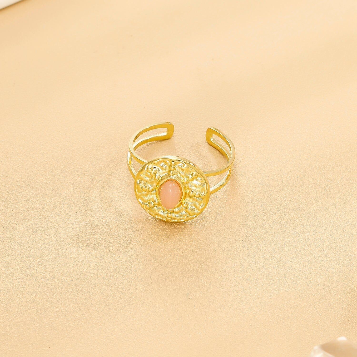 Gehämmerter verstellbarer Goldring mit rosa ovalem Stein