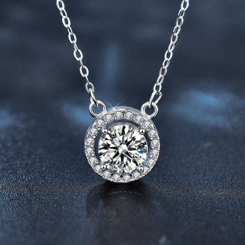 Funkelnde Moissanit-Halo-Halskette