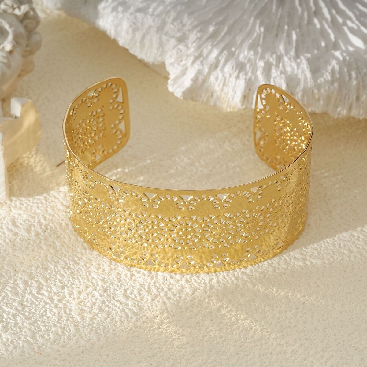 Bracciale rigido in oro traforato con motivo a rosetta di ispirazione orientale