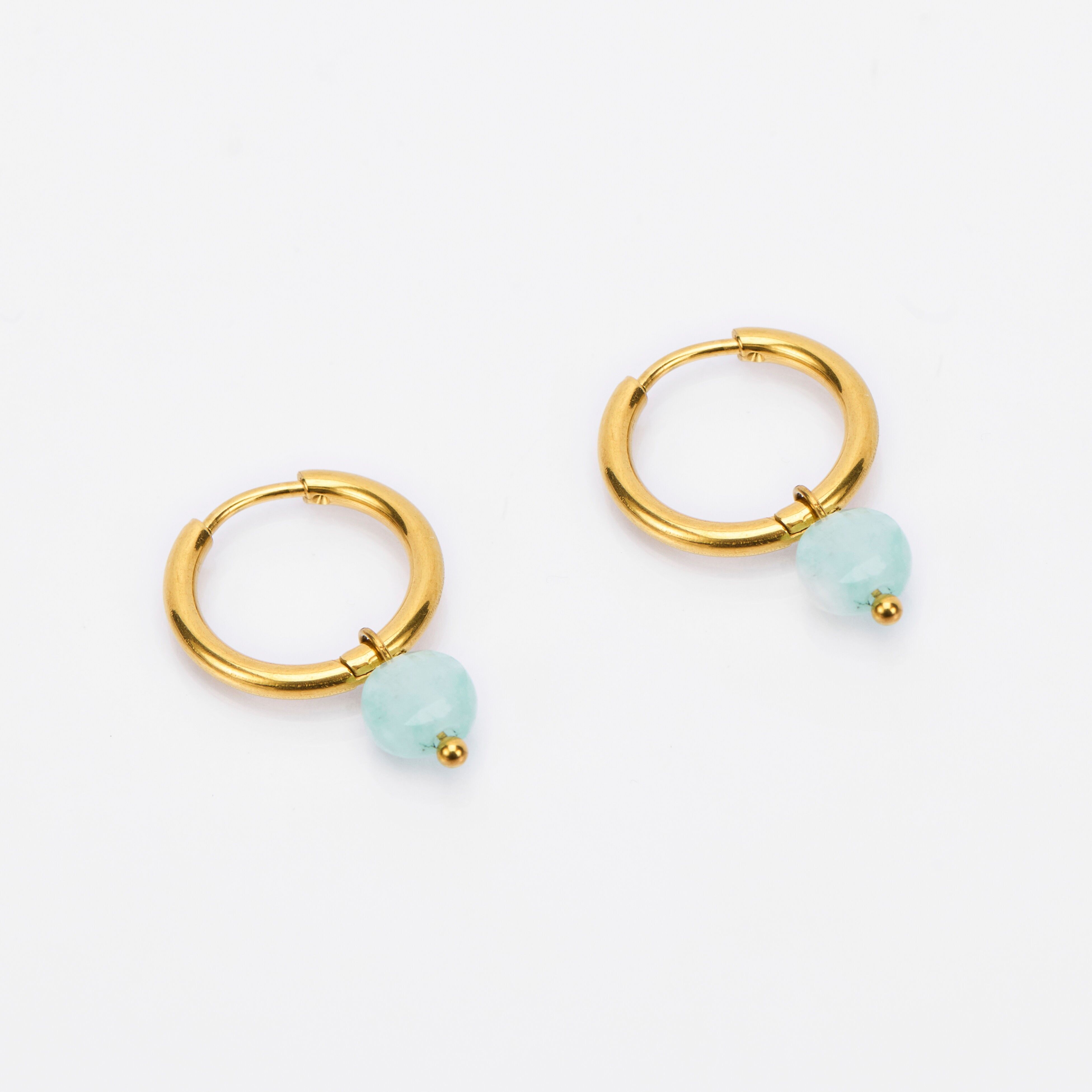 orecchini in acciaio con pietra turchese rotonda.