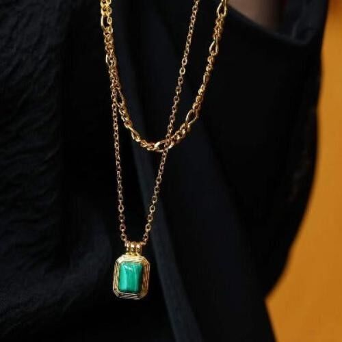 Collier avec pendentif en malachite à double chaîne