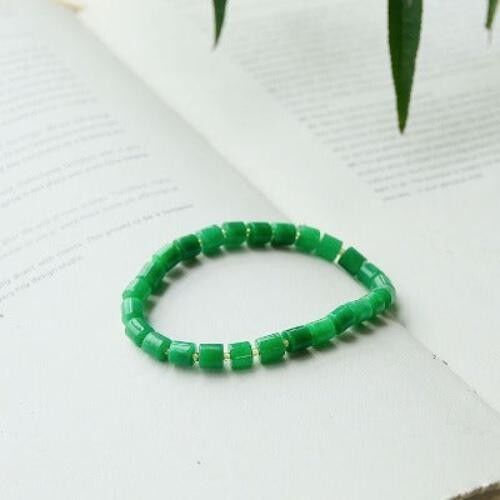 Bracciale minimalista con perline di giada verde vivo