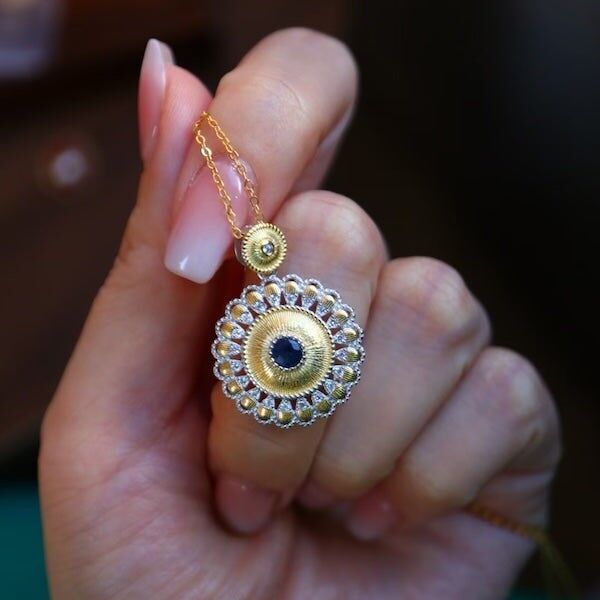 Halskette mit Blumenanhänger aus echtem Saphir und Gold