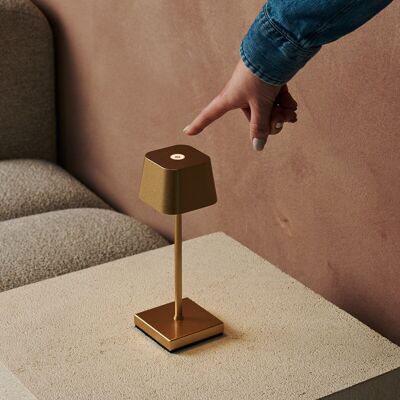 Lampe de table sans fil Sarphati Gold, parfaite pour l'industrie hôtelière - Rechargeable sans fil via une station de charge, lampe à intensité variable et 3 modes d'éclairage