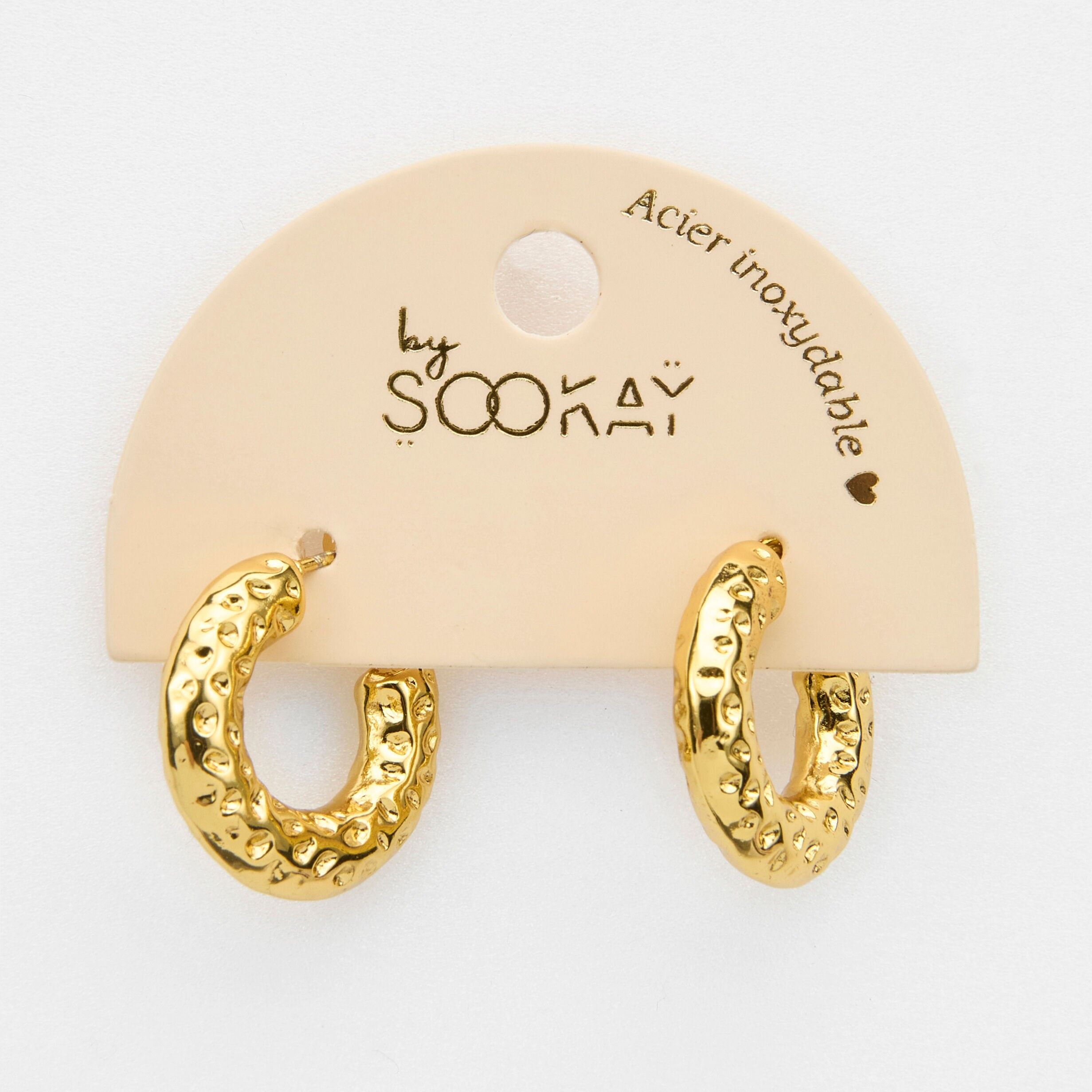 orecchini creoli in acciaio testurizzati.