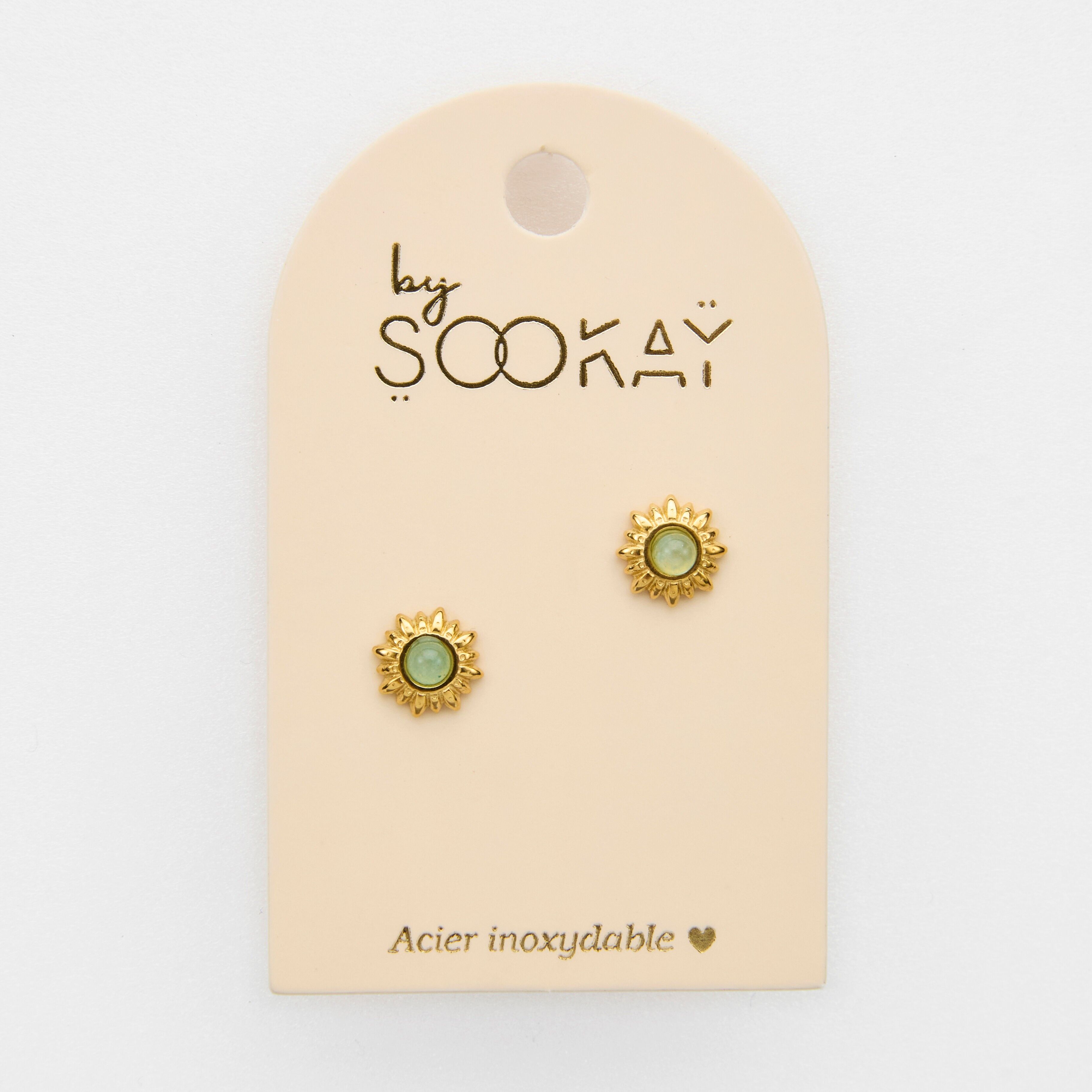 orecchini a bottone in acciaio a forma di sole e pietra amazzonite.