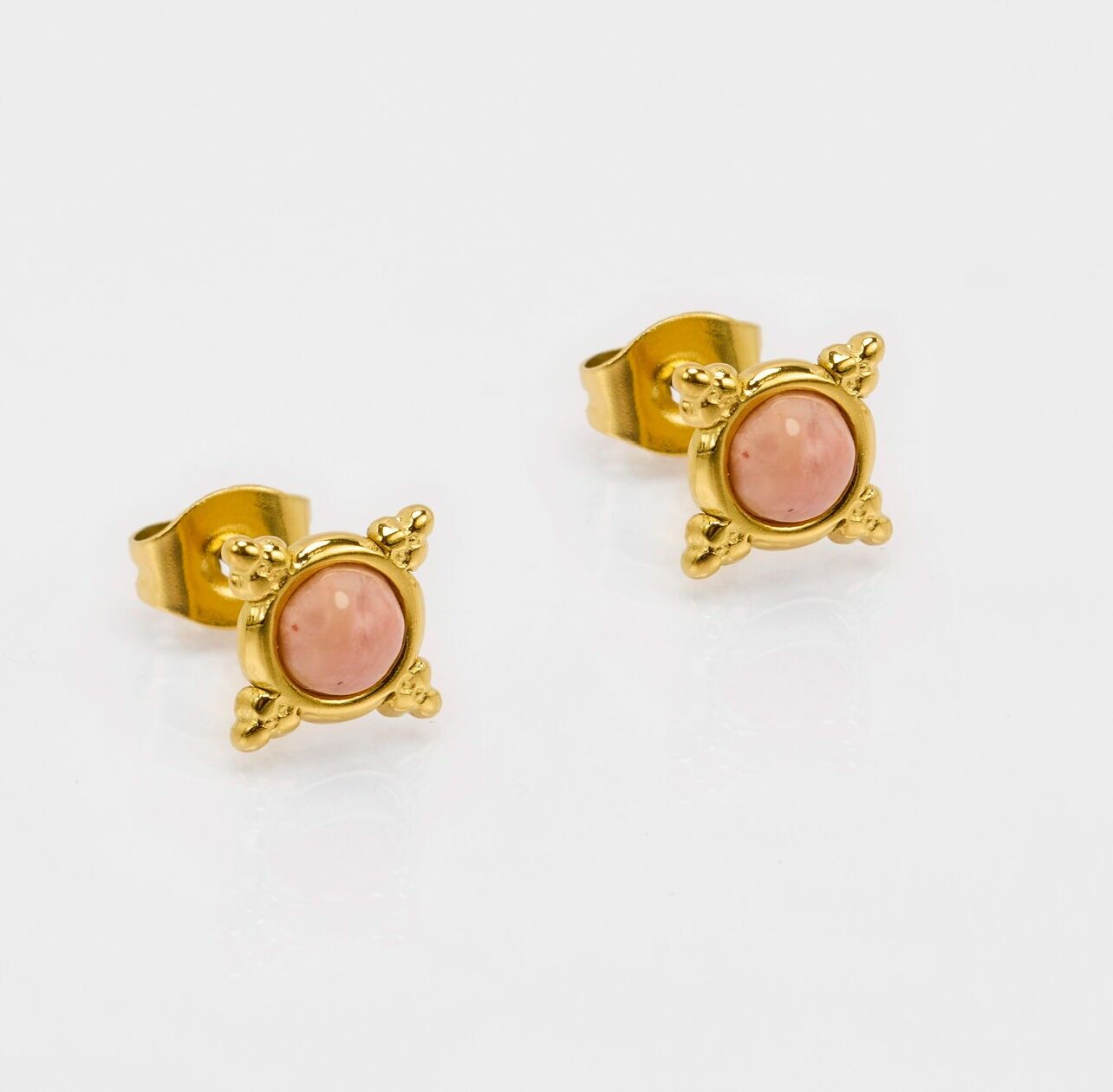 Chips dorate a forma di diamante con pietra naturale di rodonite al centro. Venduti in confezioni da 5 paia identiche.Elegante, sottile e facile da indossare