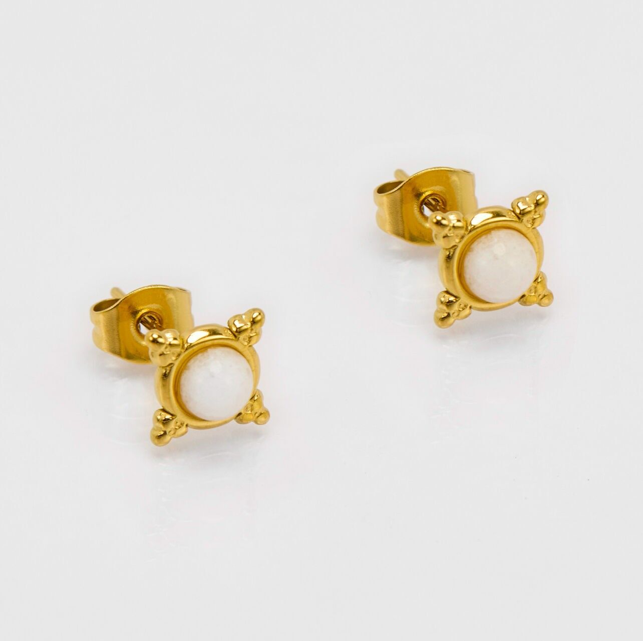 Chips dorate a forma di diamante con pietra centrale di agata naturale. Venduti in confezioni da 5 paia identiche.Elegante, sottile e facile da indossare