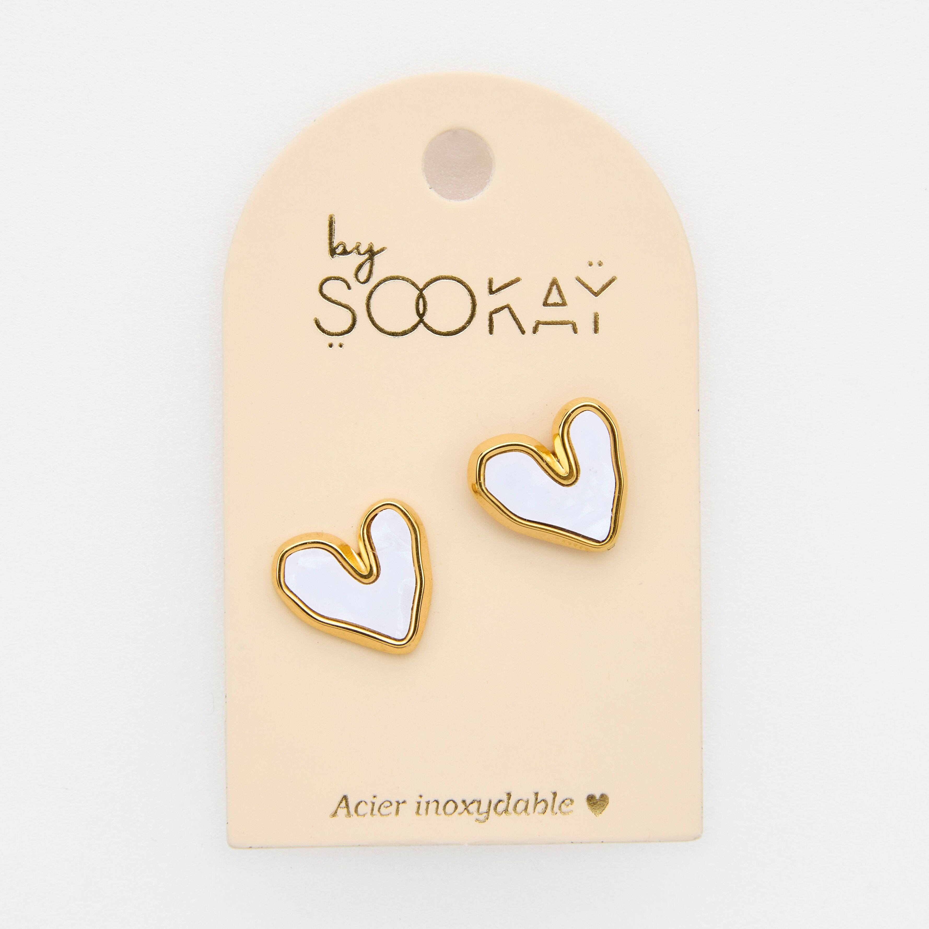 orecchini in acciaio inossidabile a tema cuore, cuore smaltato bianco.