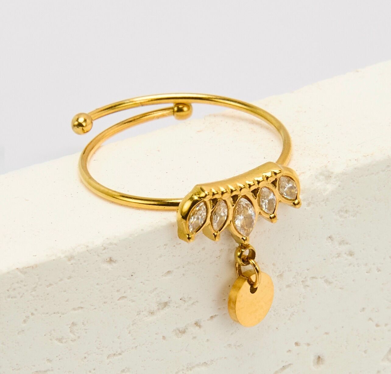 Anello in acciaio inossidabile dorato, strass, corona di pampi, regolabile