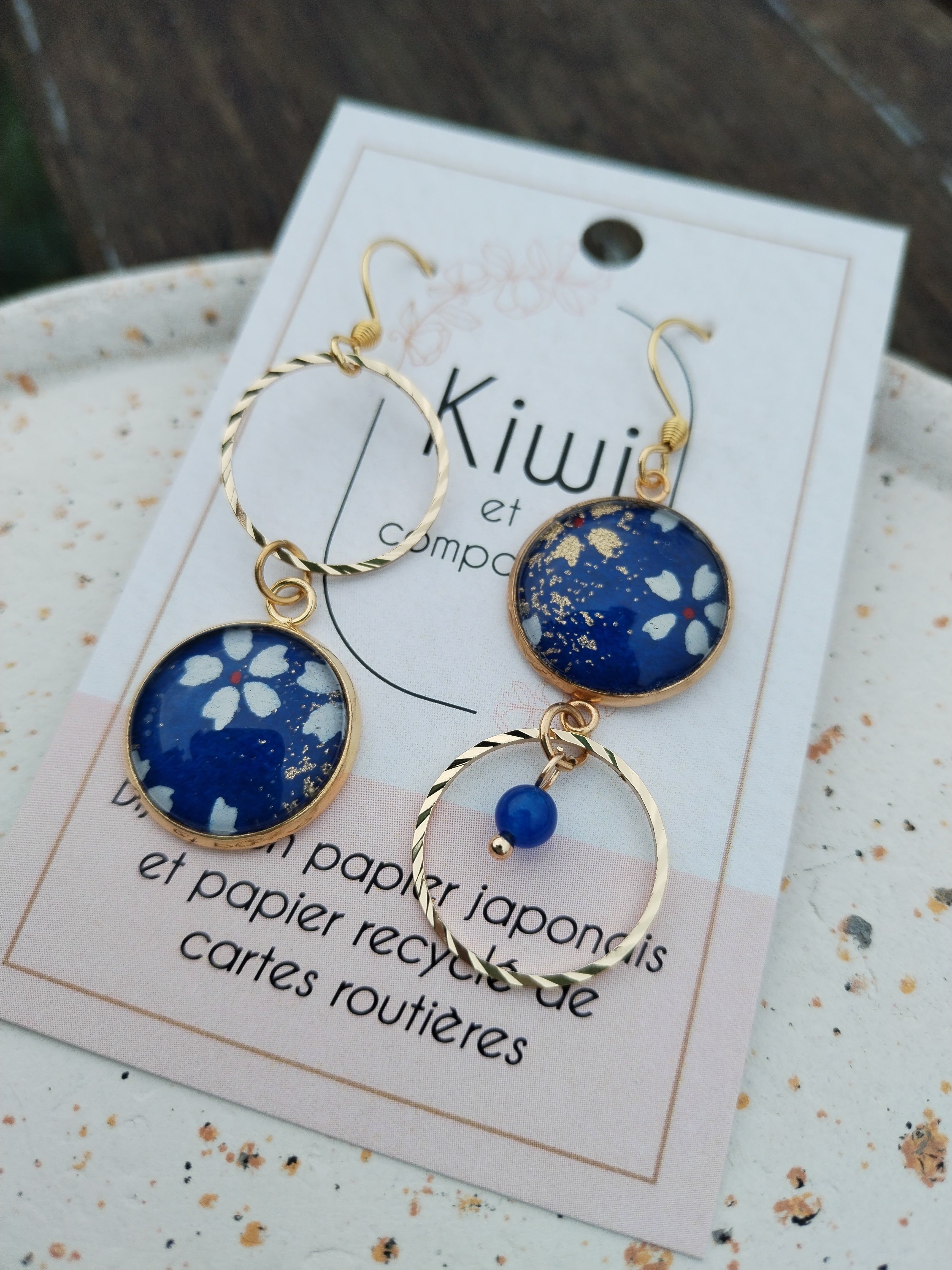 Orecchini asimmetrici - Acciaio inossidabile dorato - Cerchio di carta giapponese blu e oro