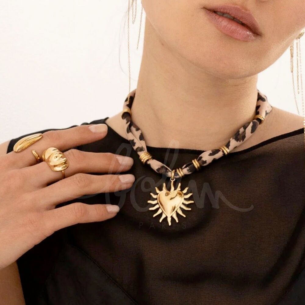 Magla-Halskette – Stoff, Stahlringe und flammender Herzanhänger