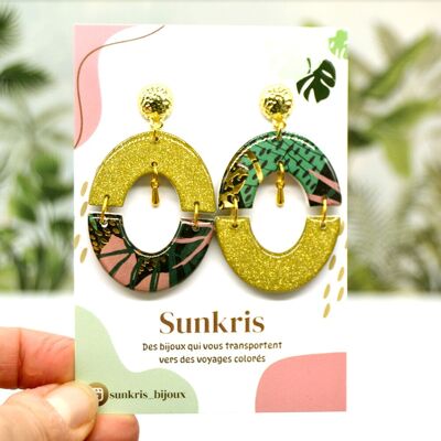 Boucles d’oreilles pendantes dorées et motifs tropicaux – Bijoux artisanaux colorés en résine