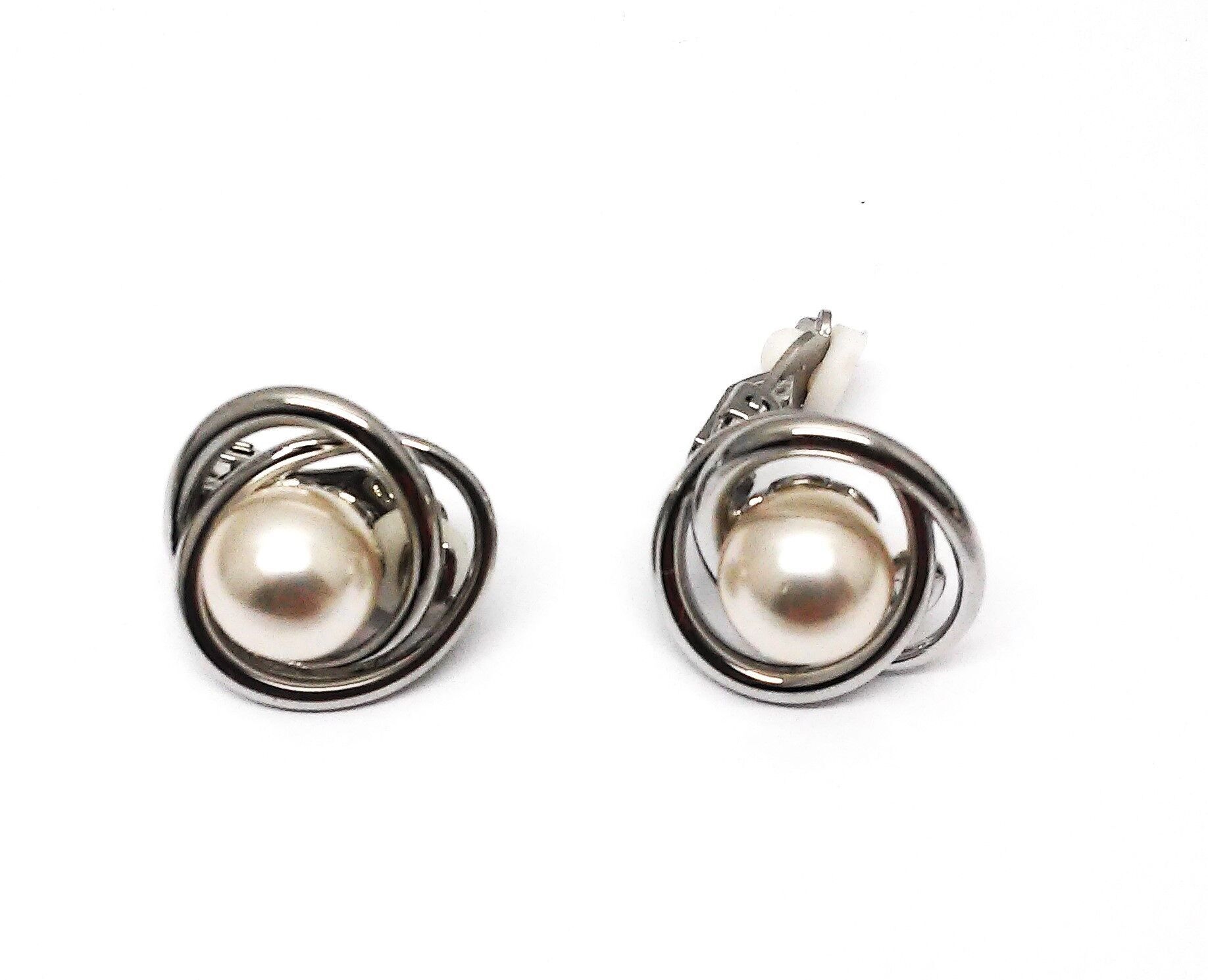 Clip auricolare rodiata con perla color crema