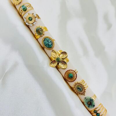 Conjunto de 10 anillos de color verde en exposición.