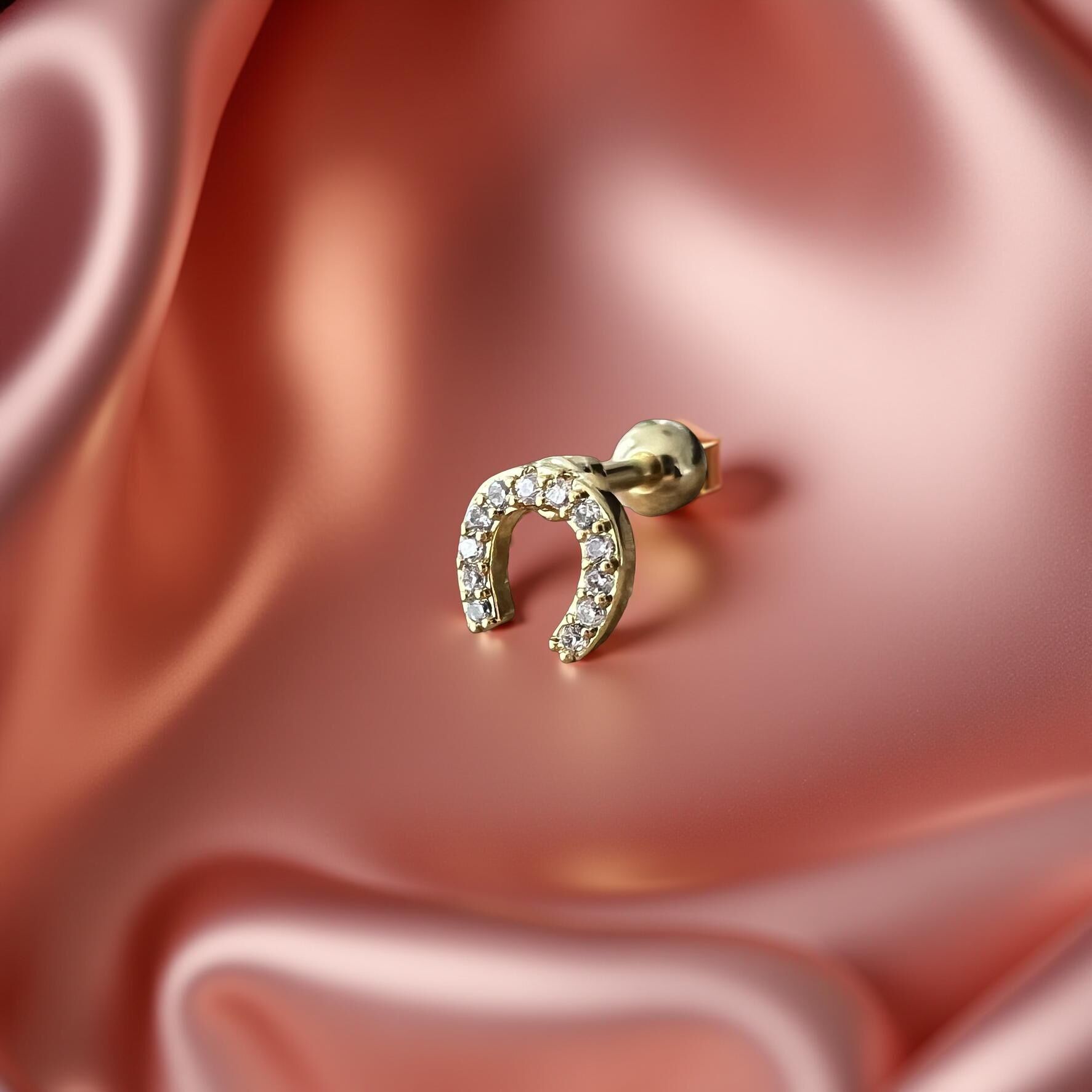 Piccolo piercing all'orecchio, modello LUCKY