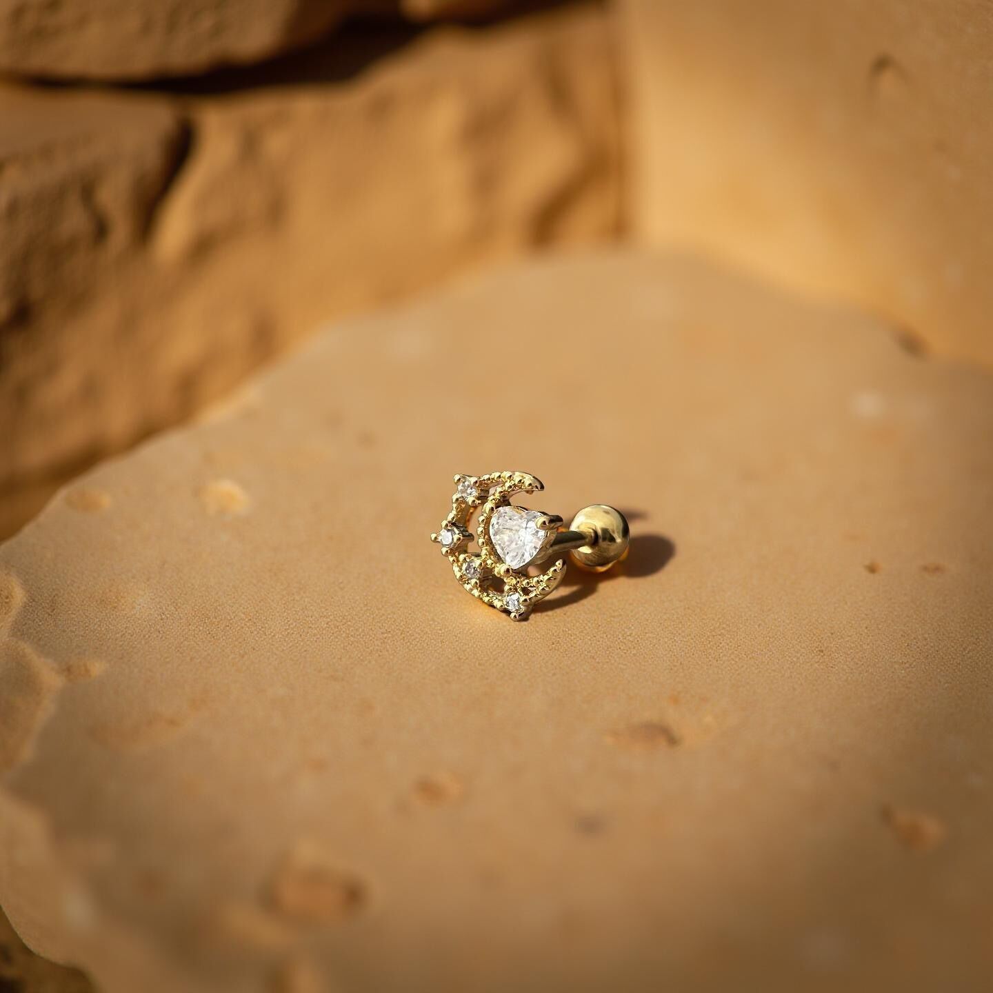 piccolo piercing all'orecchio modello PAIGE