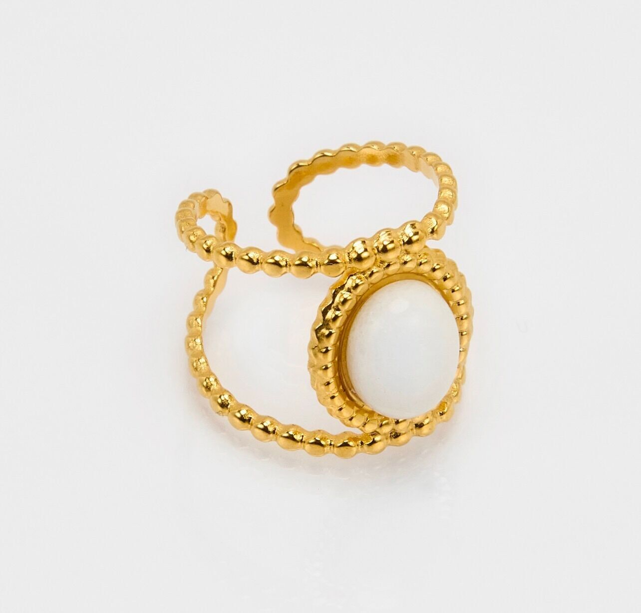 Anello in acciaio inossidabile dorato, pietra bianca avoide, regolabile.