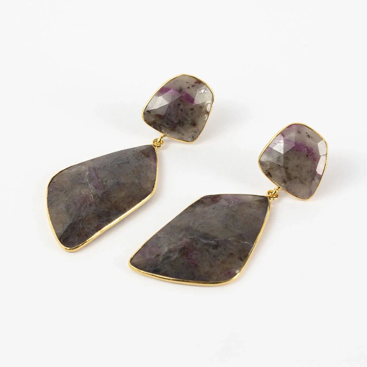 Zagreb Ed. Ohrringe. Begrenzte Details in Big Grey und Fuchsia