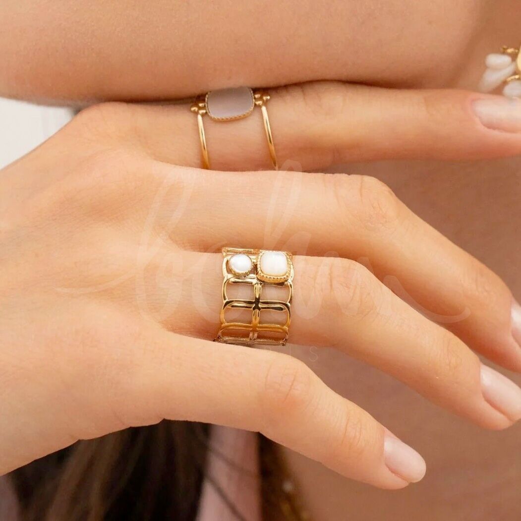 Breiter Ring Loly – durchbrochener Ring und Natursteine