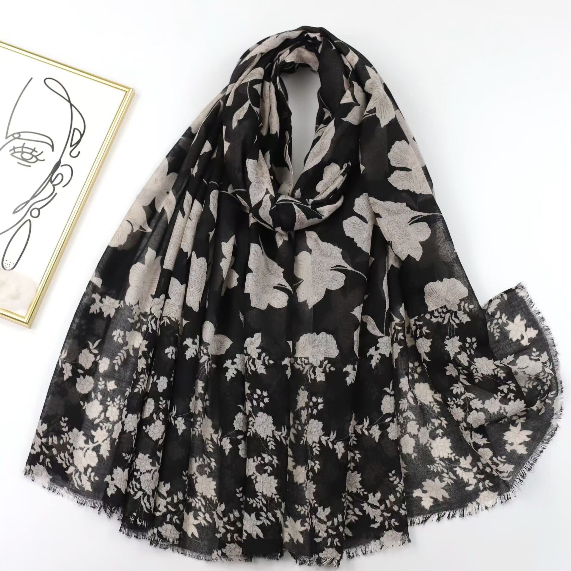 Bufanda con flecos y estampado de hojas