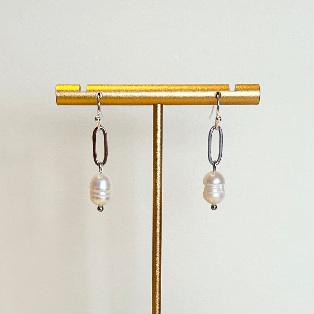 Orecchini pendenti con perle e maglie