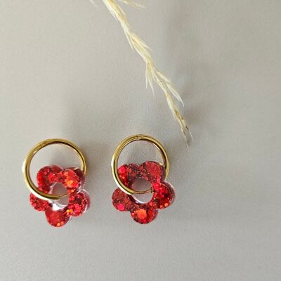 Boucles oreilles créoles fleurs résine rouge