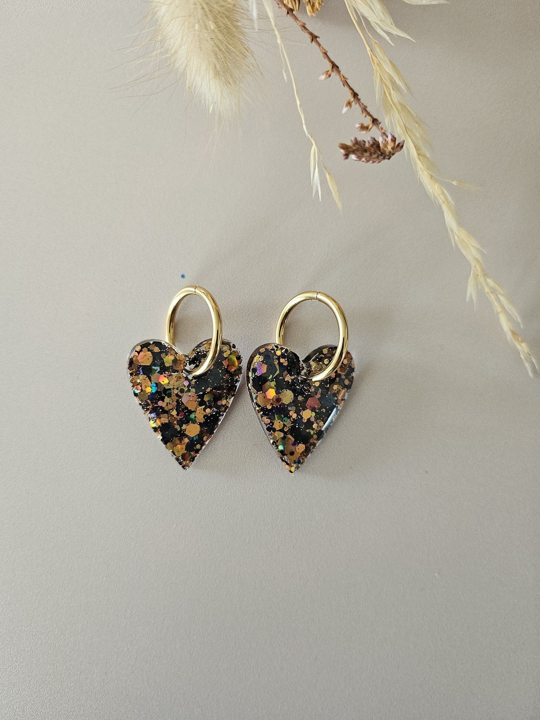 Orecchini a cerchio a forma di cuore in resina nera e oro