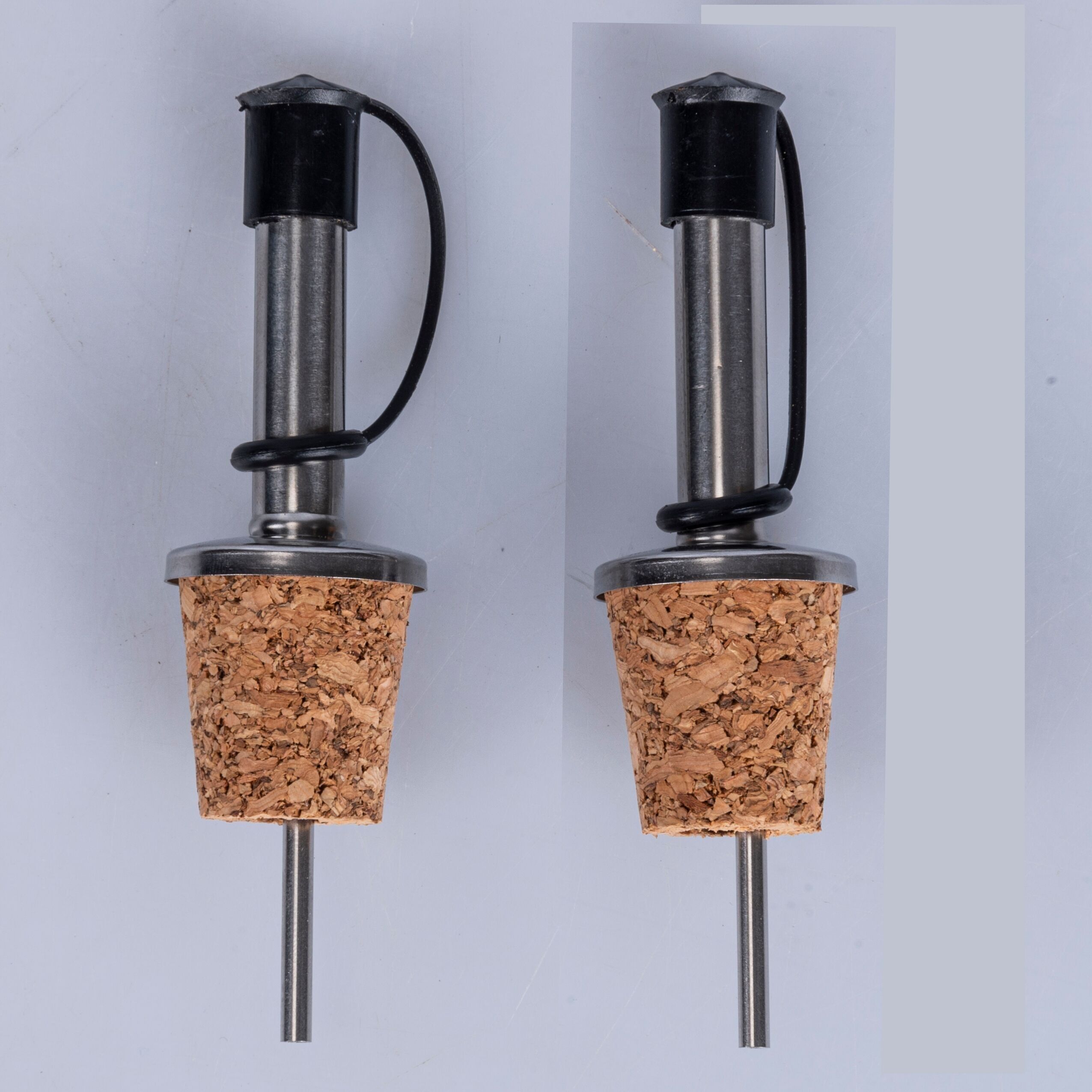 Set mit 2 Ölmesskappen aus Kork und Edelstahl