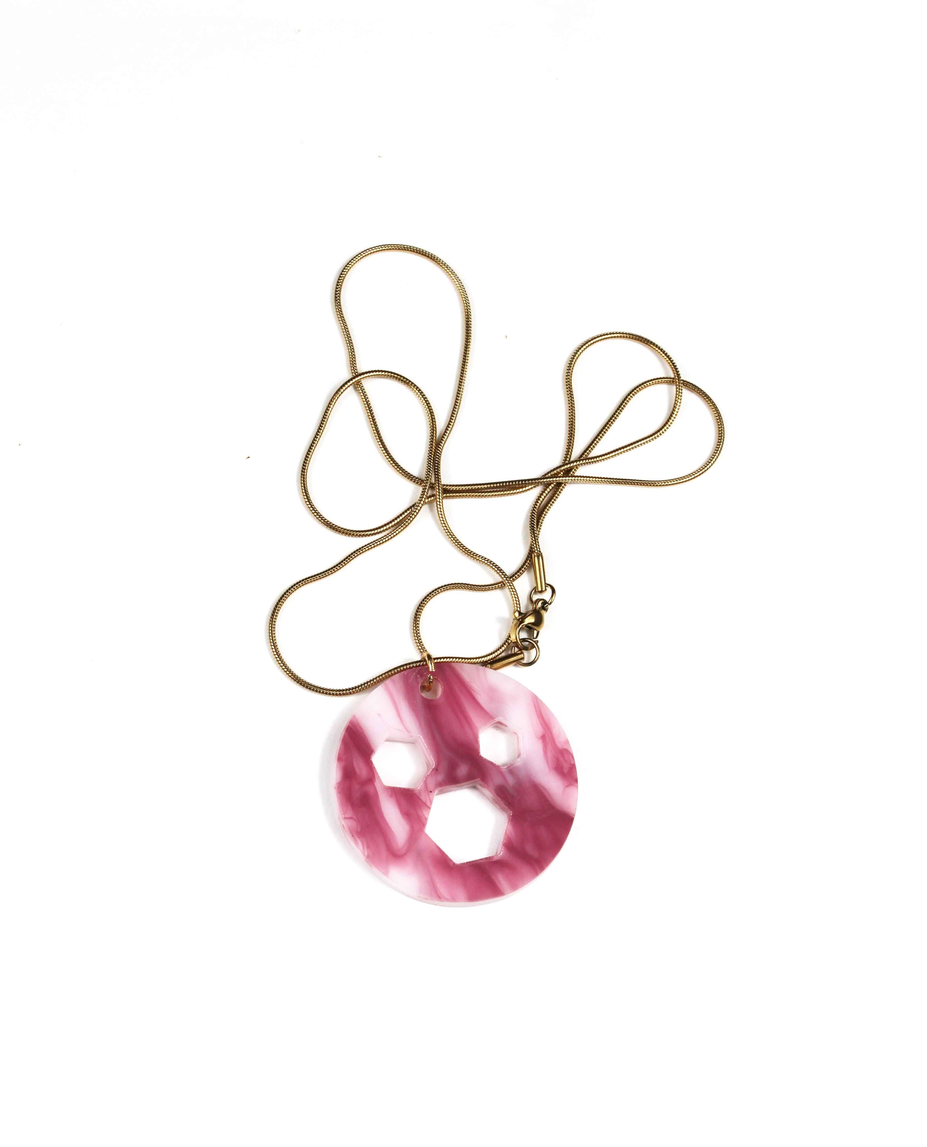 Collana rotonda in marmo rosa e bianco: abbaglia con lo splendore del sole con questo cerchio